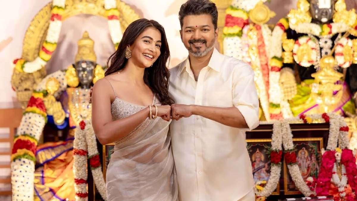 దళపతి విజయ్ బర్త్ డేకి ఫ్యాన్స్ కి ట్రీట్.. 'జననాయకన్' అప్డేట్ ఇచ్చిన పూజా హెగ్డే దళపతి విజయ్ బర్త్ డేకి ఫ్యాన్స్ కి ట్రీట్.. 'జననాయకన్' అప్డేట్ ఇచ్చిన పూజా హెగ్డే