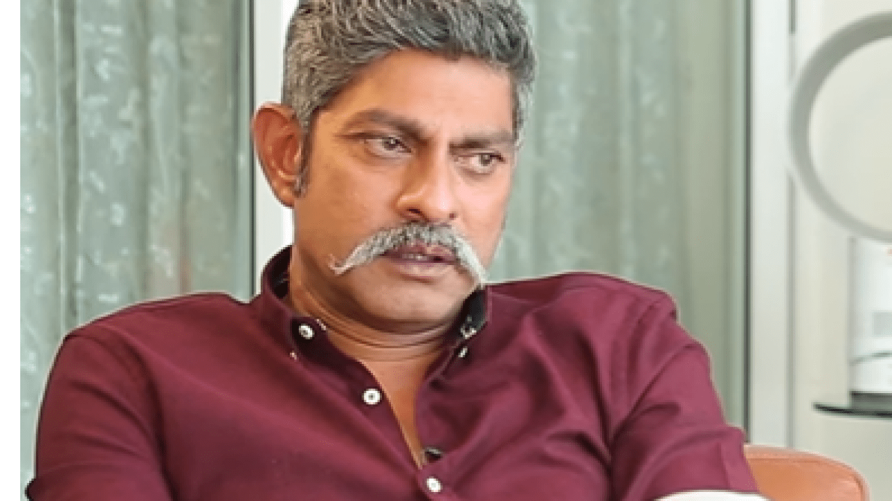 జగపతిబాబు కూతురు విదేశీ వ్యక్తిని ప్రేమించినందుకు సొంత కులం వాళ్లే కుట్ర.. మతిపోయే విషయాలు బహిర్గతం జగపతిబాబు కూతురు విదేశీ వ్యక్తిని ప్రేమించినందుకు సొంత కులం వాళ్లే కుట్ర.. మతిపోయే విషయాలు బహిర్గతం