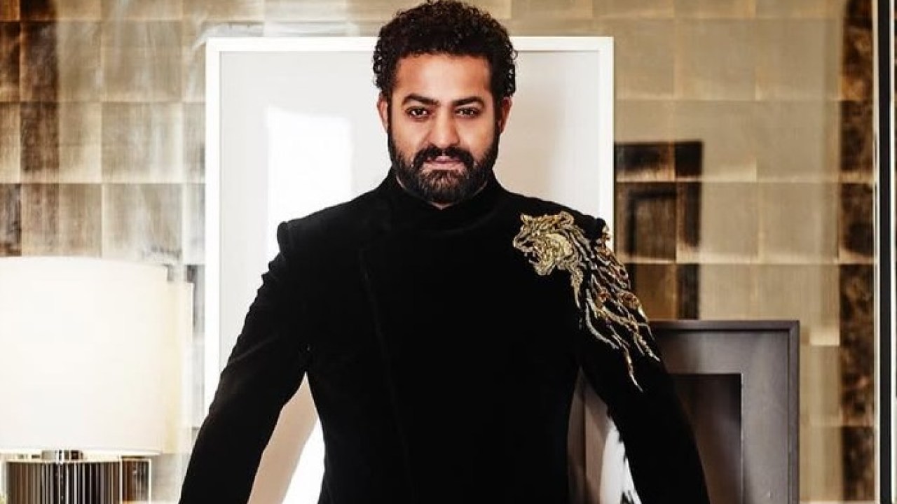 15 వేల కోట్లు కోల్పోతున్న `దేవర` స్టార్ సైఫ్ అలీ ఖాన్.. ఎన్టీఆర్ విలన్ చేస్తున్న పోరాటం ఫలించేనా? 15 వేల కోట్లు కోల్పోతున్న `దేవర` స్టార్ సైఫ్ అలీ ఖాన్.. ఎన్టీఆర్ విలన్ చేస్తున్న పోరాటం ఫలించేనా?