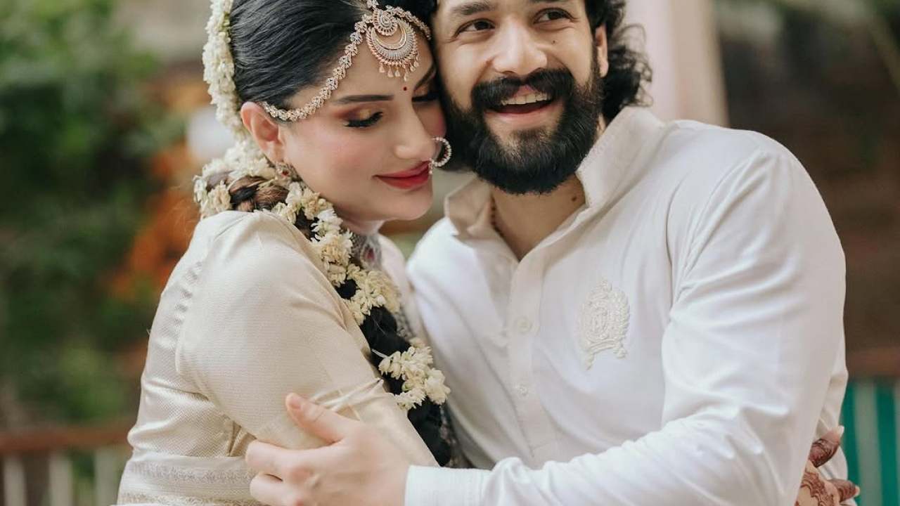 పెళ్ళైన ఇన్ని రోజుల తర్వాత ఫోటోలు షేర్ చేసిన అఖిల్.. జైనబ్ తో రొమాంటిక్ గా, వైరల్ పెళ్ళైన ఇన్ని రోజుల తర్వాత ఫోటోలు షేర్ చేసిన అఖిల్.. జైనబ్ తో రొమాంటిక్ గా, వైరల్