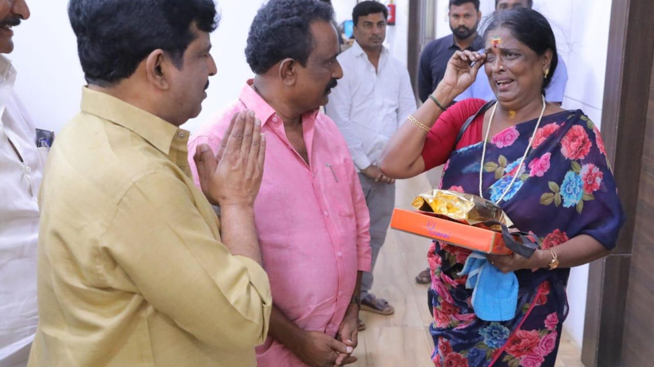 దీన స్థితిలో ఉన్న నటి పాకీజాకి అండగా నిలిచిన పవన్ కళ్యాణ్.. ఎంత సాయం అందించారో తెలుసా? దీన స్థితిలో ఉన్న నటి పాకీజాకి అండగా నిలిచిన పవన్ కళ్యాణ్.. ఎంత సాయం అందించారో తెలుసా?