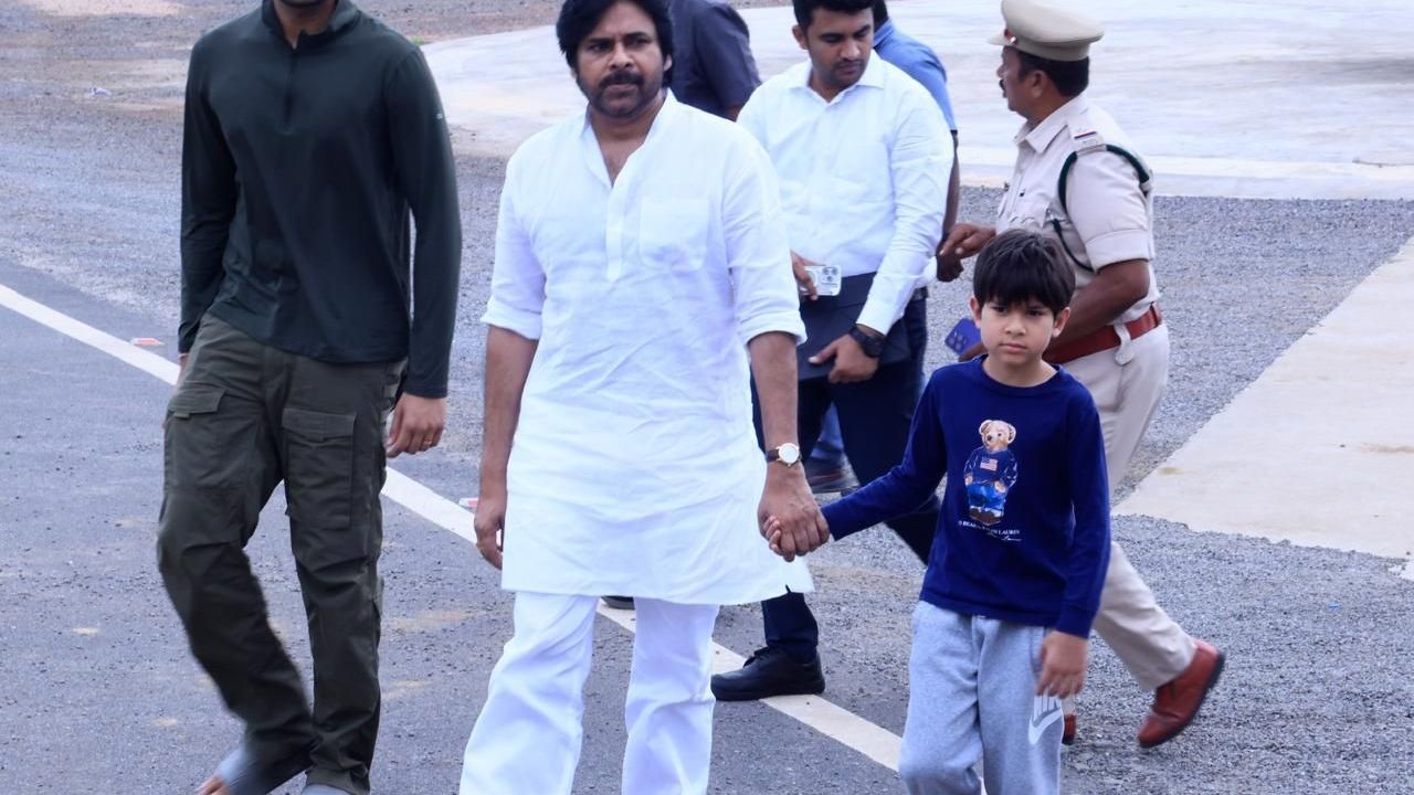 ఇద్దరు కొడుకులతో కలిసి మొదటిసారి కనిపించిన పవన్ కళ్యాణ్ ఇద్దరు కొడుకులతో కలిసి మొదటిసారి కనిపించిన పవన్ కళ్యాణ్