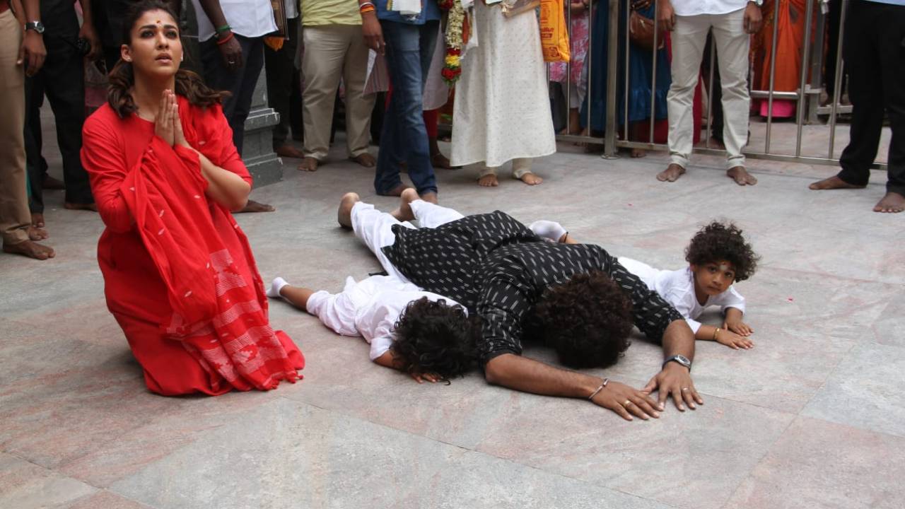 విడాకుల రూమర్స్ కి చెక్.. ఆ గుడిలో భర్తతో కలిసి సాష్టాంగ నమస్కారాలు చేసిన నయనతార, వైరల్ ఫోటోస్ విడాకుల రూమర్స్ కి చెక్.. ఆ గుడిలో భర్తతో కలిసి సాష్టాంగ నమస్కారాలు చేసిన నయనతార, వైరల్ ఫోటోస్