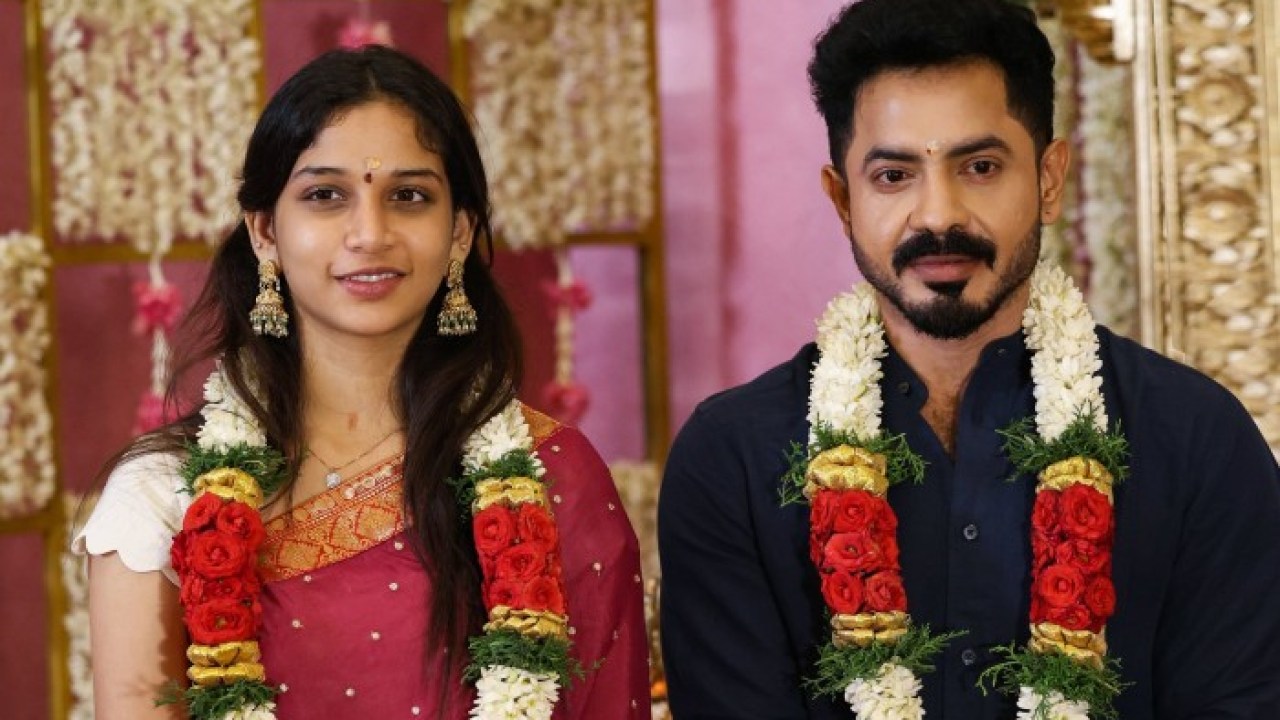 నిర్మాతతో 'కోర్ట్' మూవీ హీరోయిన్ రొమాన్స్.. బంపర్ ఆఫర్ కొట్టేసిన తెలుగు బ్యూటీ నిర్మాతతో 'కోర్ట్' మూవీ హీరోయిన్ రొమాన్స్.. బంపర్ ఆఫర్ కొట్టేసిన తెలుగు బ్యూటీ
