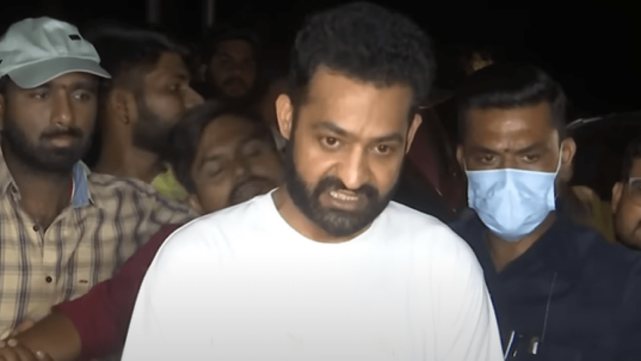 ఎన్టీఆర్ కొత్త లుక్పై రూమర్స్, అసలు కారణం ఇదే.. తారక్ ఆ పాత్రలో కనిపిస్తాడా? ఎన్టీఆర్ కొత్త లుక్పై రూమర్స్, అసలు కారణం ఇదే.. తారక్ ఆ పాత్రలో కనిపిస్తాడా?