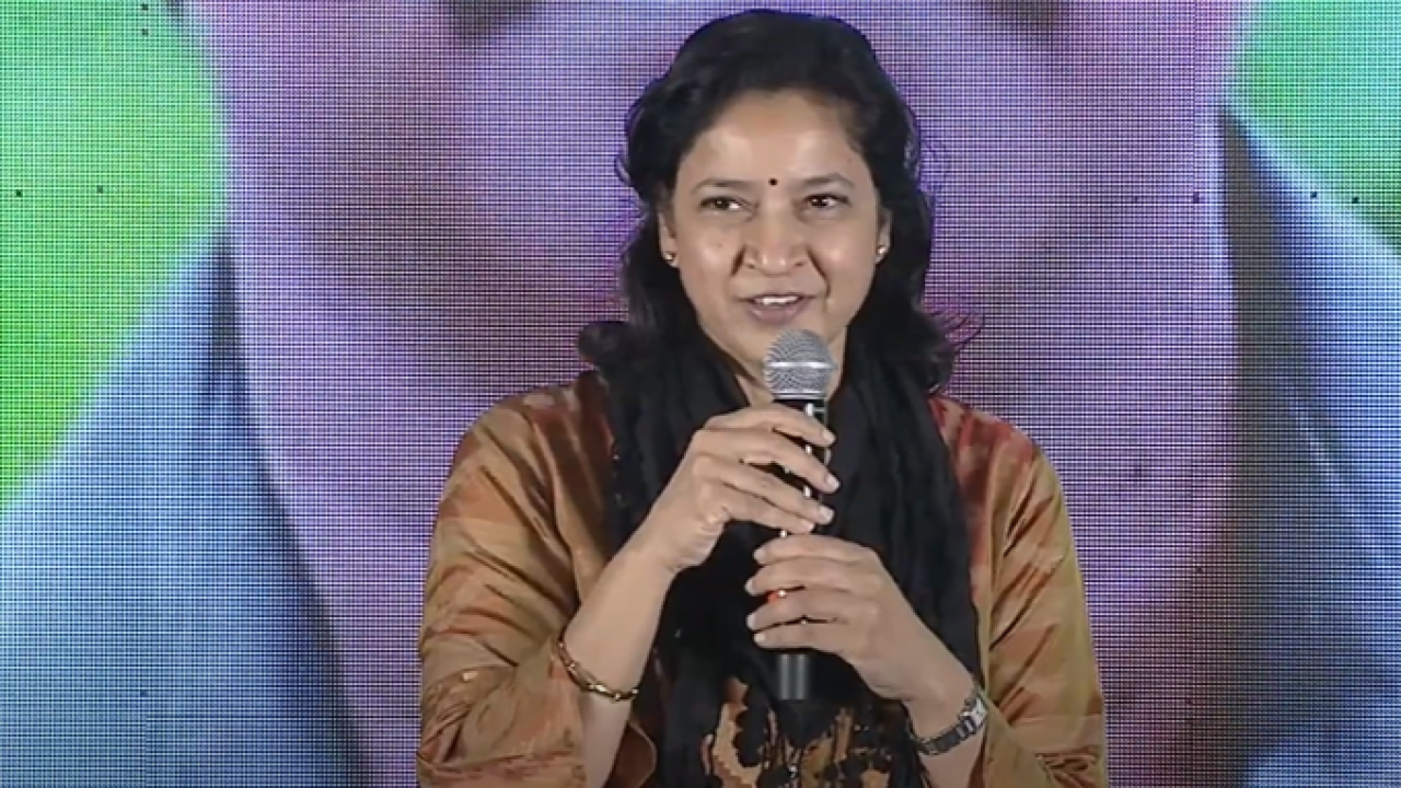 సూపర్ స్టార్స్ అయిన తండ్రి, తమ్ముడిని మించేలా వేలకోట్లకి వారసురాలైన అక్క.. ఆమె గురించి ఈ విషయాలు తెలుసా? సూపర్ స్టార్స్ అయిన తండ్రి, తమ్ముడిని మించేలా వేలకోట్లకి వారసురాలైన అక్క.. ఆమె గురించి ఈ విషయాలు తెలుసా?