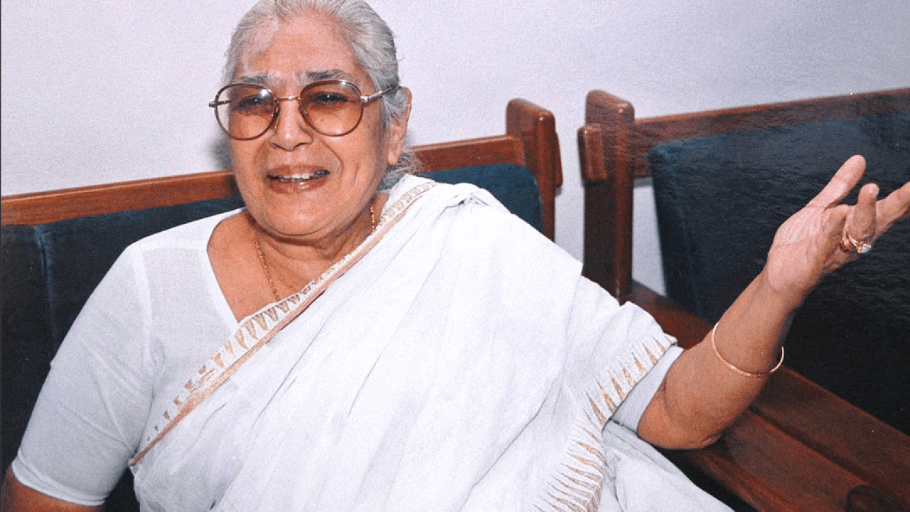 సింగిల్ టేక్ ఆర్టిస్ట్ నిర్మలమ్మ ఒక్క అక్షరం కోసం 15 టేకులు, అర్థరాత్రి అయినా రాలేదు.. ఏం జరిగిందంటే? సింగిల్ టేక్ ఆర్టిస్ట్ నిర్మలమ్మ ఒక్క అక్షరం కోసం 15 టేకులు, అర్థరాత్రి అయినా రాలేదు.. ఏం జరిగిందంటే?
