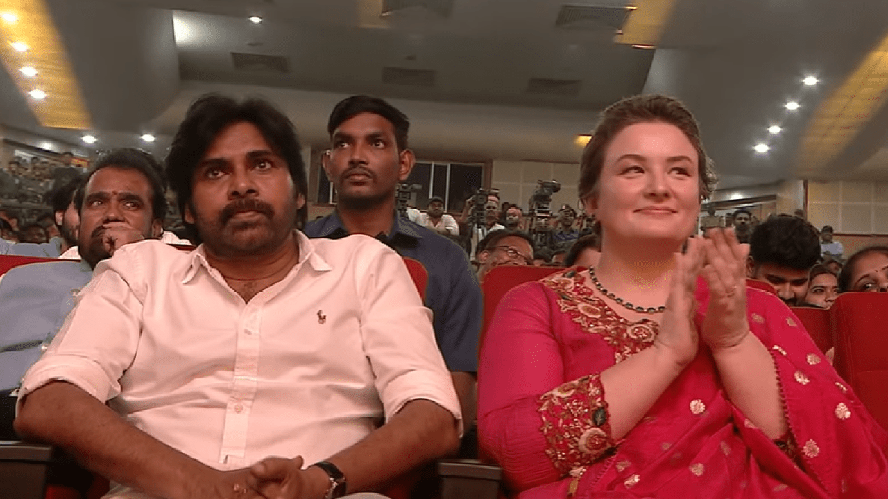 రీమేక్లు చేస్తున్నారని తిడుతున్నారు.. కానీ రీమేక్లు చేయడానికి అసలు కారణం చెప్పిన పవన్ కళ్యాణ్ రీమేక్లు చేస్తున్నారని తిడుతున్నారు.. కానీ రీమేక్లు చేయడానికి అసలు కారణం చెప్పిన పవన్ కళ్యాణ్
