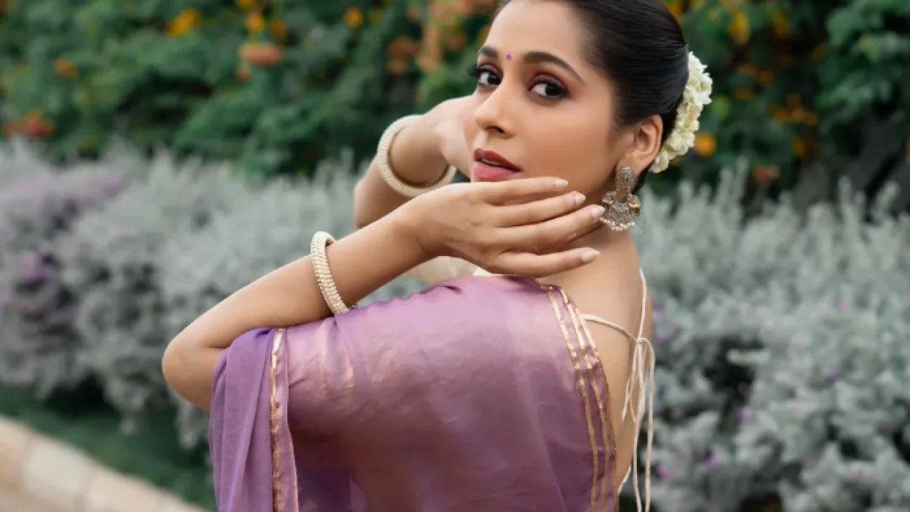 ఫ్యాన్స్ కి బ్యాడ్న్యూస్ చెప్పిన రష్మి గౌతమ్.. సోషల్ మీడియాకి బ్రేక్.. కారణం తెలిస్తే ఆశ్చర్యపోవాల్సిందే ఫ్యాన్స్ కి బ్యాడ్న్యూస్ చెప్పిన రష్మి గౌతమ్.. సోషల్ మీడియాకి బ్రేక్.. కారణం తెలిస్తే ఆశ్చర్యపోవాల్సిందే