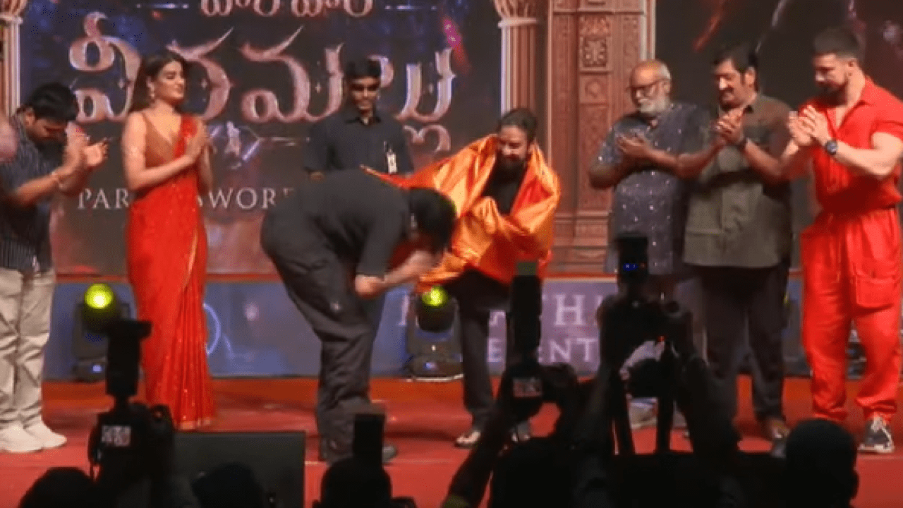 దిక్కు తోచని స్థితిలో పవన్ కళ్యాణ్ గురువు, చిరంజీవి ఏం చేశారో తెలుసా.. టాలీవుడ్ చరిత్ర మారిపోయింది దిక్కు తోచని స్థితిలో పవన్ కళ్యాణ్ గురువు, చిరంజీవి ఏం చేశారో తెలుసా.. టాలీవుడ్ చరిత్ర మారిపోయింది