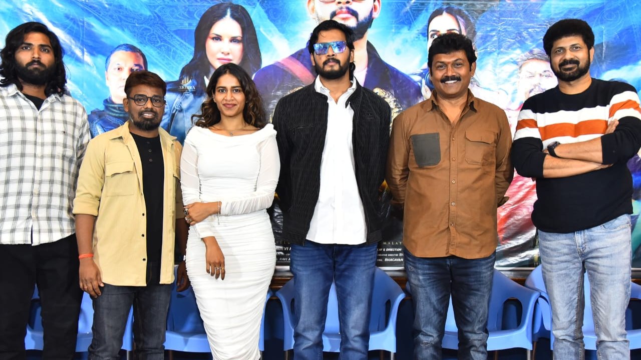 త్రిముఖ: సన్నీ లియోన్ విధ్వంసం! పాన్ ఇండియా షేకింగ్! రికార్డులు బద్దలు! త్రిముఖ: సన్నీ లియోన్ విధ్వంసం! పాన్ ఇండియా షేకింగ్! రికార్డులు బద్దలు!