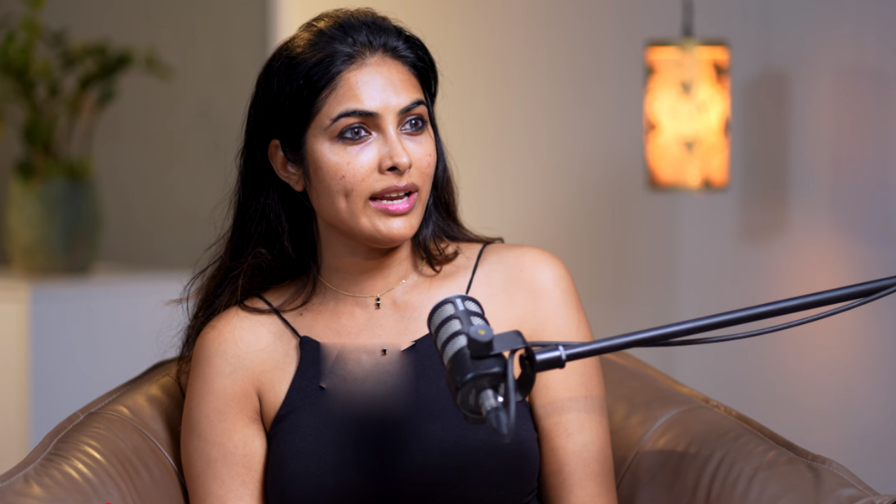 దివి వడ్త్యా: డ్రెస్సింగ్పై దిమ్మతిరిగే కామెంట్స్! ఏజ్ ఉంటే వేసుకోండి అంతే!! దివి వడ్త్యా: డ్రెస్సింగ్పై దిమ్మతిరిగే కామెంట్స్! ఏజ్ ఉంటే వేసుకోండి అంతే!!