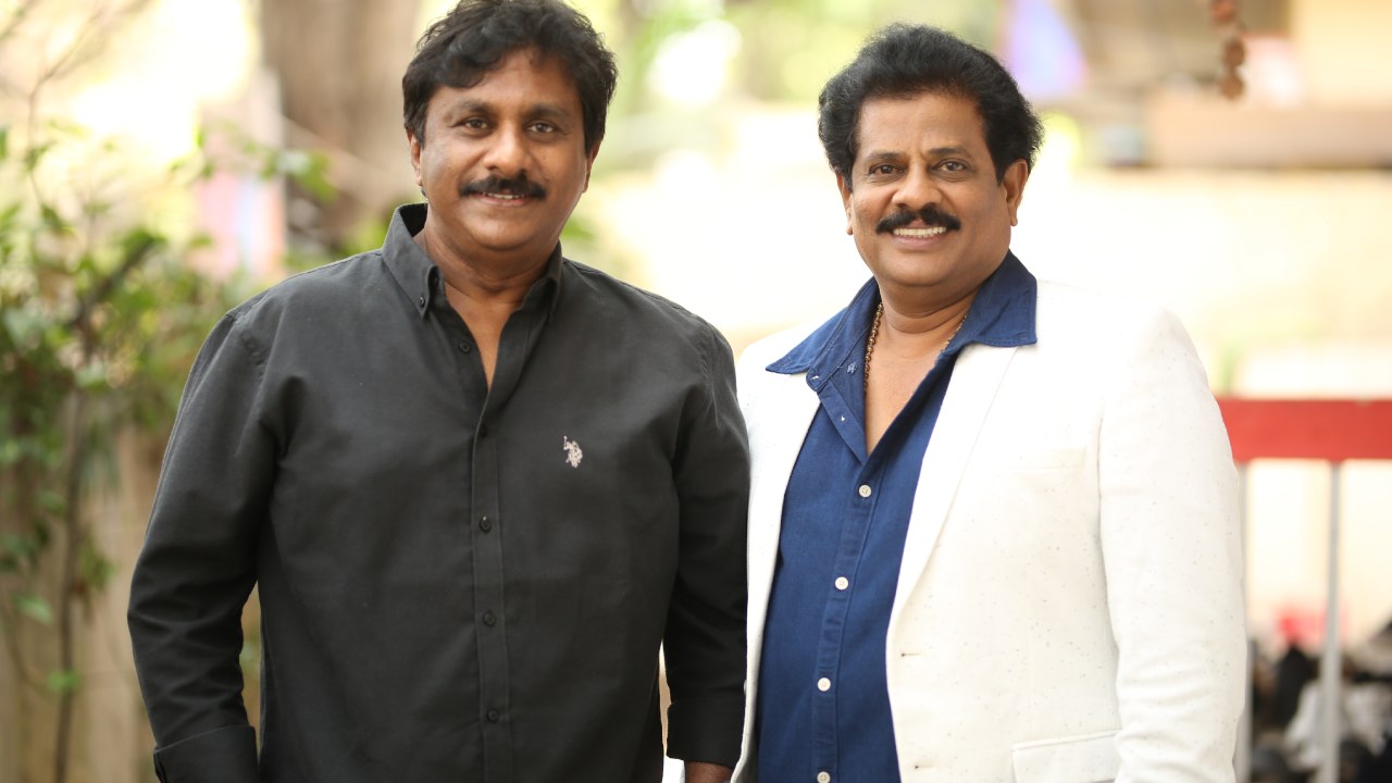 షాకింగ్: రాయలసీమ ఫ్యాక్షన్ వార్స్ తో రఘు కుంచె 'దేవగుడి'.. రిలీజ్ డేట్ ఫిక్స్! షాకింగ్: రాయలసీమ ఫ్యాక్షన్ వార్స్ తో రఘు కుంచె 'దేవగుడి'.. రిలీజ్ డేట్ ఫిక్స్!
