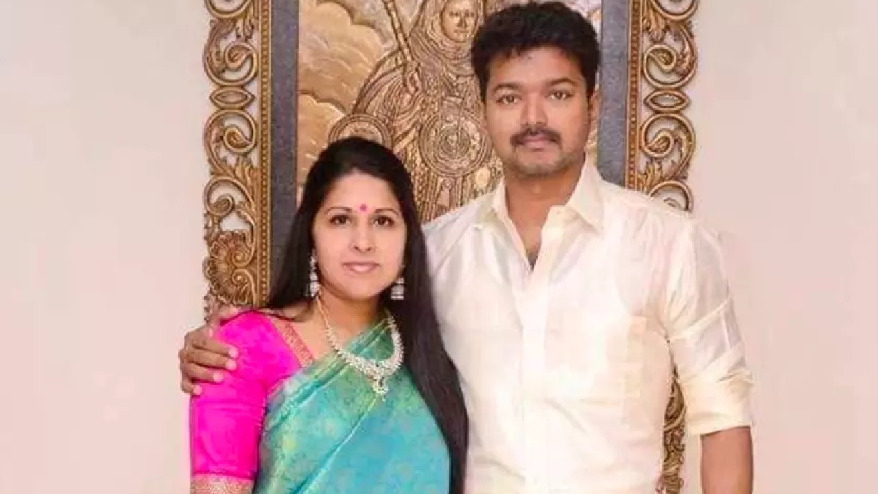 షాకింగ్: ఎన్నికల వేళ విజయ్కు ఊహించని షాక్.. భార్య సంచలన నిర్ణయం! షాకింగ్: ఎన్నికల వేళ విజయ్కు ఊహించని షాక్.. భార్య సంచలన నిర్ణయం!
