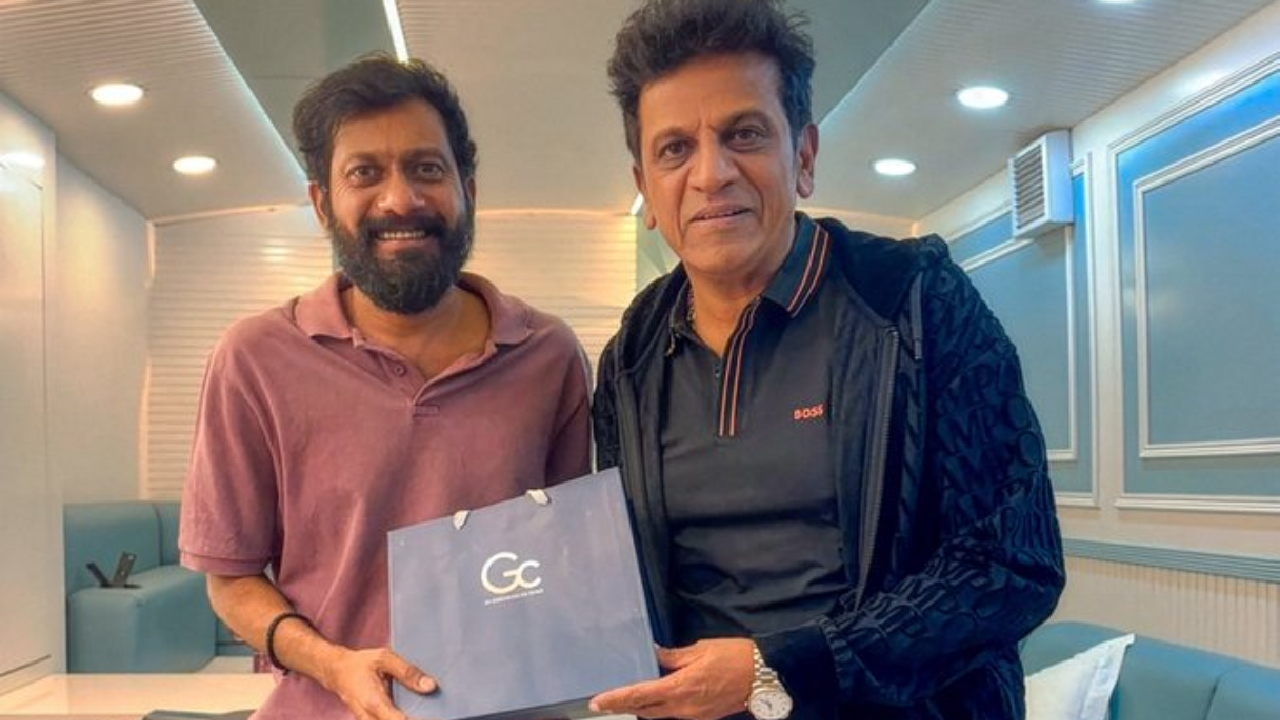 రామ్ చరణ్ 'పెద్ది'కి శివన్న అదిరిపోయే గిఫ్ట్! బుచ్చిబాబు షాకింగ్ రియాక్షన్! రామ్ చరణ్ 'పెద్ది'కి శివన్న అదిరిపోయే గిఫ్ట్! బుచ్చిబాబు షాకింగ్ రియాక్షన్!