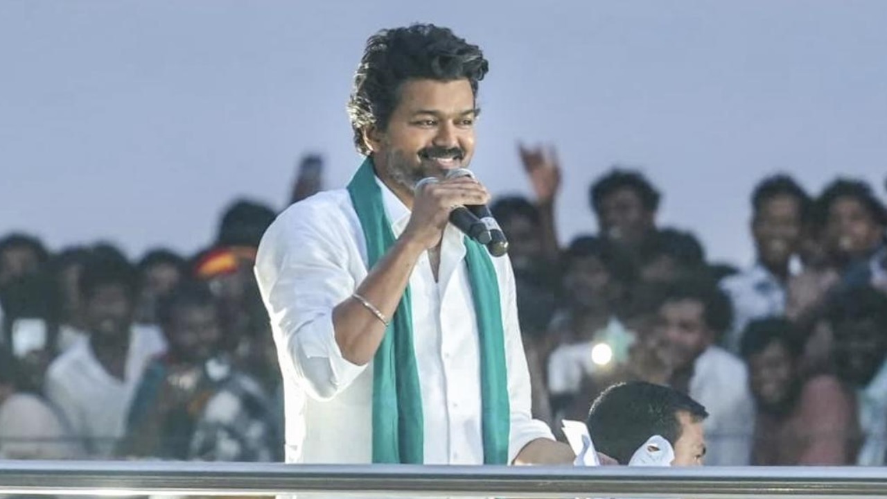 విజయ్ కి బిగ్ షాక్: ఎన్నికల వేళ కేసు నమోదు! ఏం జరిగిందో తెలిస్తే షాక్ అవుతారు! విజయ్ కి బిగ్ షాక్: ఎన్నికల వేళ కేసు నమోదు! ఏం జరిగిందో తెలిస్తే షాక్ అవుతారు!
