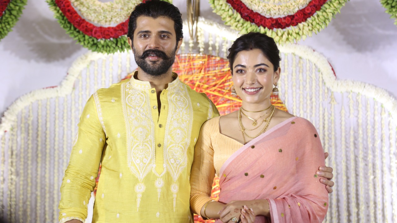 షాకింగ్: విజయ్ దేవరకొండకు రష్మికనే ప్రపోజ్ చేసిందా? ఇది కదా అసలైన లవ్ స్టోరీ అంటే! షాకింగ్: విజయ్ దేవరకొండకు రష్మికనే ప్రపోజ్ చేసిందా? ఇది కదా అసలైన లవ్ స్టోరీ అంటే!
