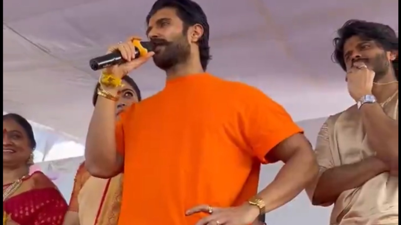 విజయ్ దేవరకొండ సంచలనం: సొంతూరు పిల్లల కోసం భారీ స్కాలర్షిప్స్! విజయ్ దేవరకొండ సంచలనం: సొంతూరు పిల్లల కోసం భారీ స్కాలర్షిప్స్!