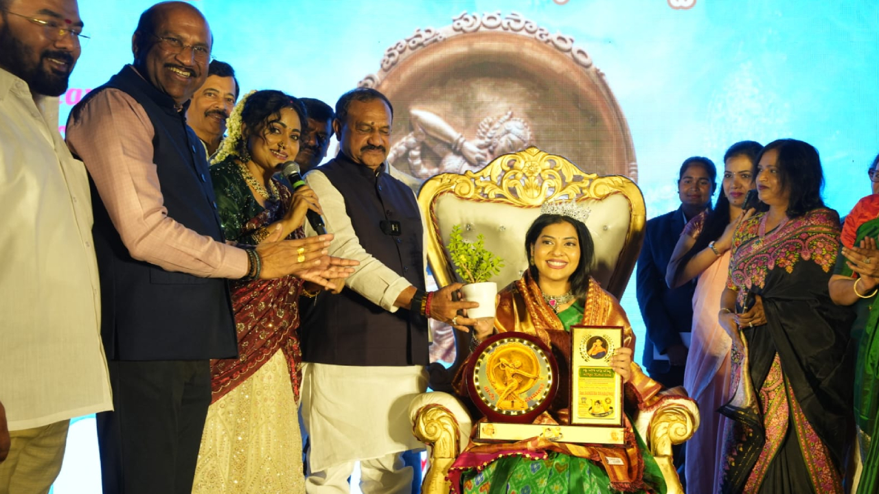 దివ్యవాణి సంచలనం! బాపు బొమ్మ-విశ్వ మహిళా అవార్డుల దుమ్మురేపిన వేడుక!! దివ్యవాణి సంచలనం! బాపు బొమ్మ-విశ్వ మహిళా అవార్డుల దుమ్మురేపిన వేడుక!!