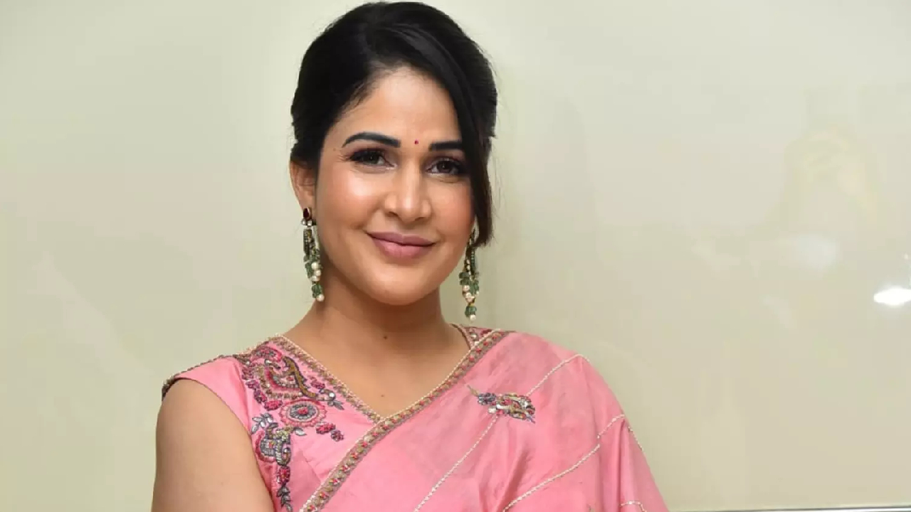 లావణ్య త్రిపాఠికి షాక్! సోషల్ మీడియాలో దారుణ వేధింపులు..సైబర్ పోలీసులకు ఫిర్యాదు!! లావణ్య త్రిపాఠికి షాక్! సోషల్ మీడియాలో దారుణ వేధింపులు..సైబర్ పోలీసులకు ఫిర్యాదు!!
