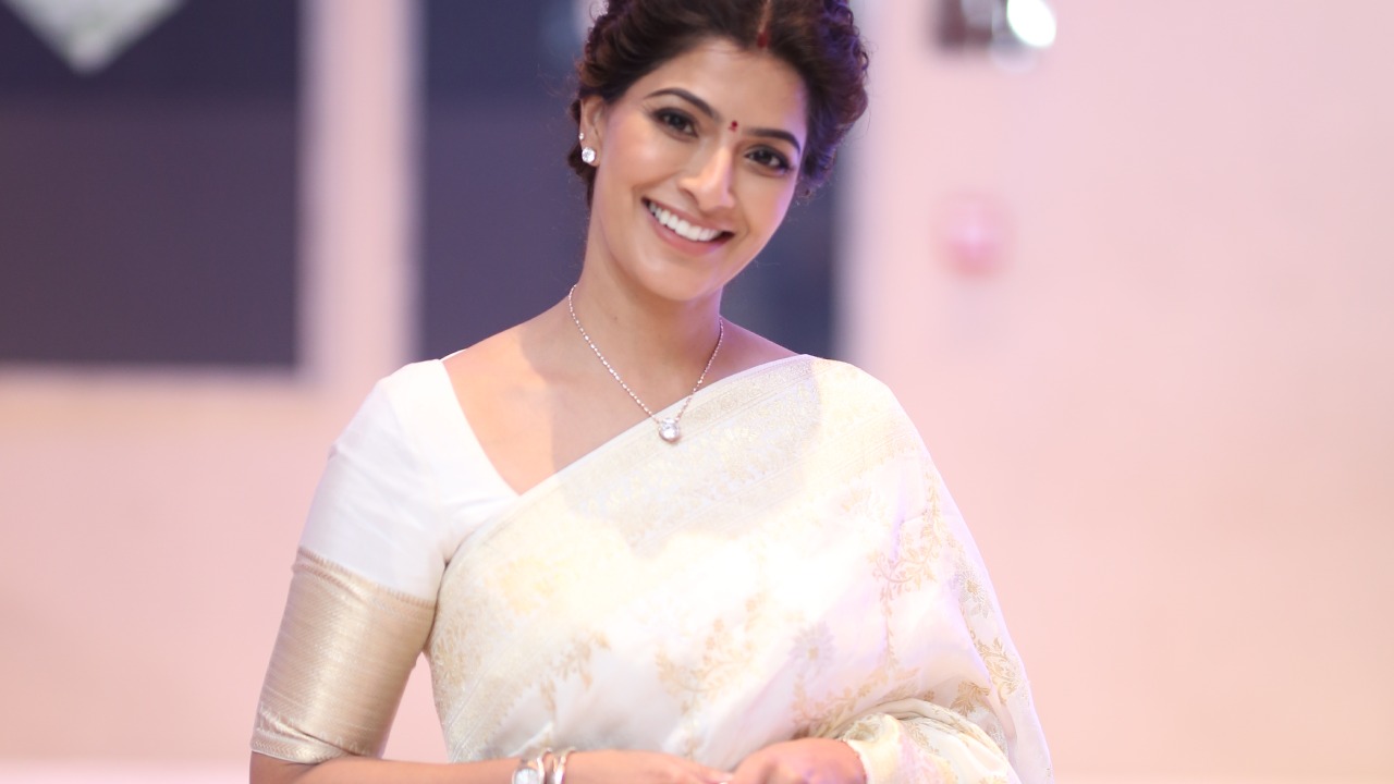 Varalaxmi Sarathkumar Hints at Andhra Political Entry: The Tollywood Buzz! Varalaxmi Sarathkumar Hints at Andhra Political Entry: The Tollywood Buzz!