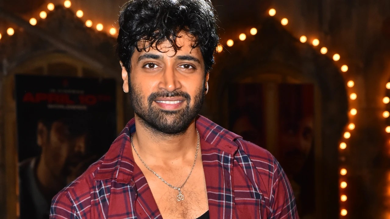 Adivi Sesh Pitched 'Decoit' to Anurag Kashyap at Naga Chaitanya's Wedding! Adivi Sesh Pitched 'Decoit' to Anurag Kashyap at Naga Chaitanya's Wedding!