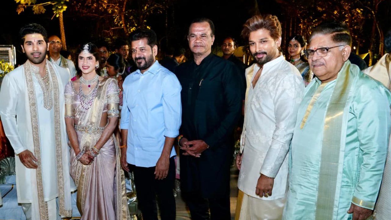మాస్ న్యూస్: అల్లు శిరీష్ పెళ్ళిలో సీఎం రేవంత్ రెడ్డి! ఒకే ఫ్రేమ్లో బన్నీ, రేవంత్ రెడ్డి!! మాస్ న్యూస్: అల్లు శిరీష్ పెళ్ళిలో సీఎం రేవంత్ రెడ్డి! ఒకే ఫ్రేమ్లో బన్నీ, రేవంత్ రెడ్డి!!