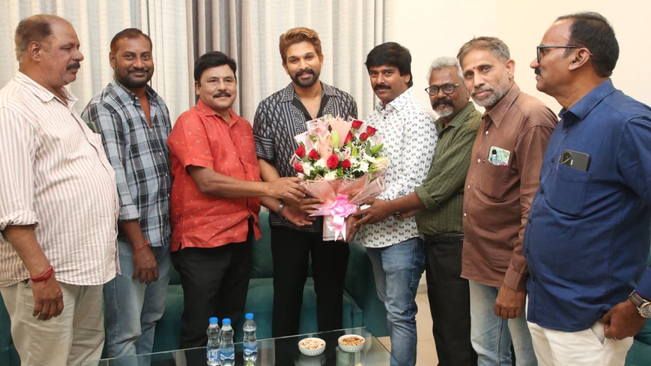 అల్లు అర్జున్ బర్త్ డే: ఐకాన్ స్టార్కు ఫిలిం క్రిటిక్స్ విషెస్.. 'రాకా' ఫస్ట్ లుక్ అదిరింది! అల్లు అర్జున్ బర్త్ డే: ఐకాన్ స్టార్కు ఫిలిం క్రిటిక్స్ విషెస్.. 'రాకా' ఫస్ట్ లుక్ అదిరింది!