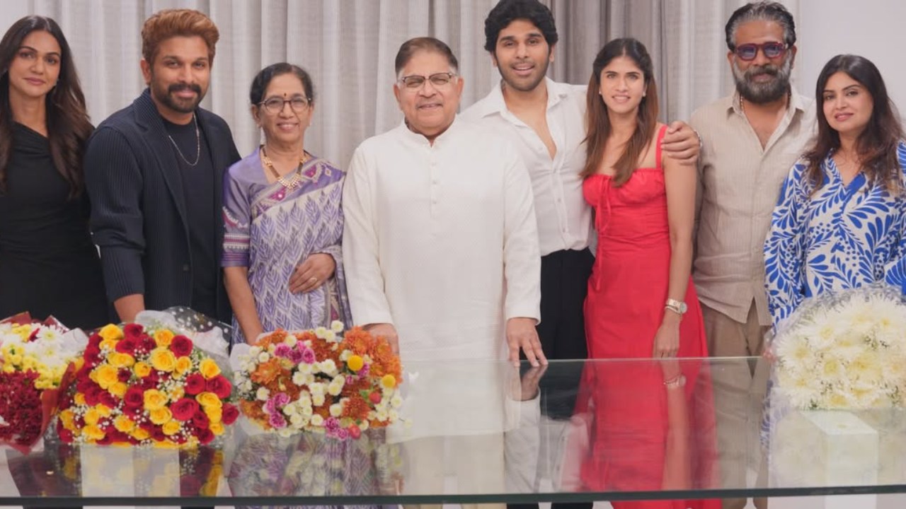 అల్లు ఫ్యామిలీ మాస్ ట్రీట్: ముగ్గురు కొడుకులు, కోడళ్లతో అల్లు అరవింద్! ఫోటో వైరల్! అల్లు ఫ్యామిలీ మాస్ ట్రీట్: ముగ్గురు కొడుకులు, కోడళ్లతో అల్లు అరవింద్! ఫోటో వైరల్!