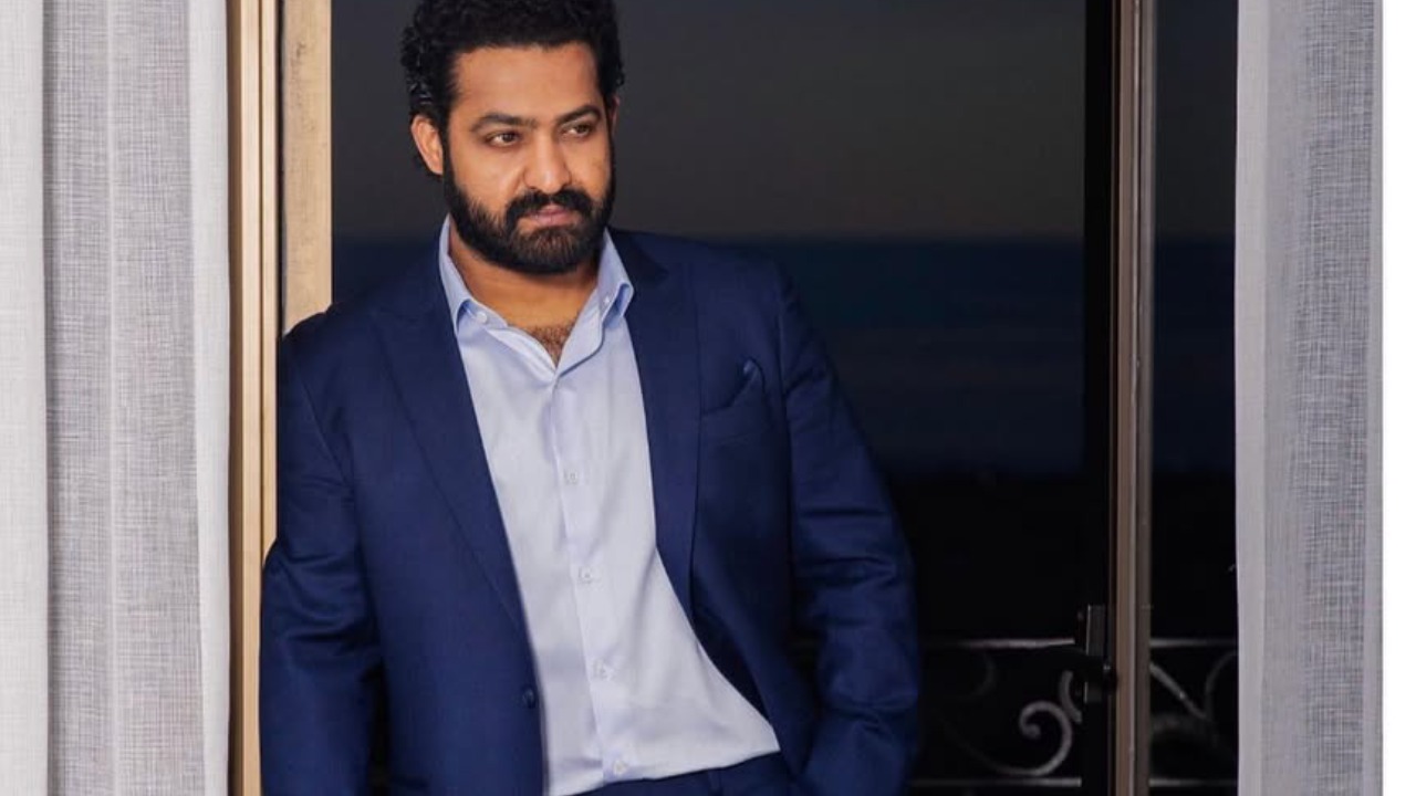 NTR సంచలనం: రెండు సినిమాలు ఆగిపోయినా.. సింహాద్రితో ఇండస్ట్రీ రికార్డ్ కొట్టిన ఎన్టీఆర్! NTR సంచలనం: రెండు సినిమాలు ఆగిపోయినా.. సింహాద్రితో ఇండస్ట్రీ రికార్డ్ కొట్టిన ఎన్టీఆర్!