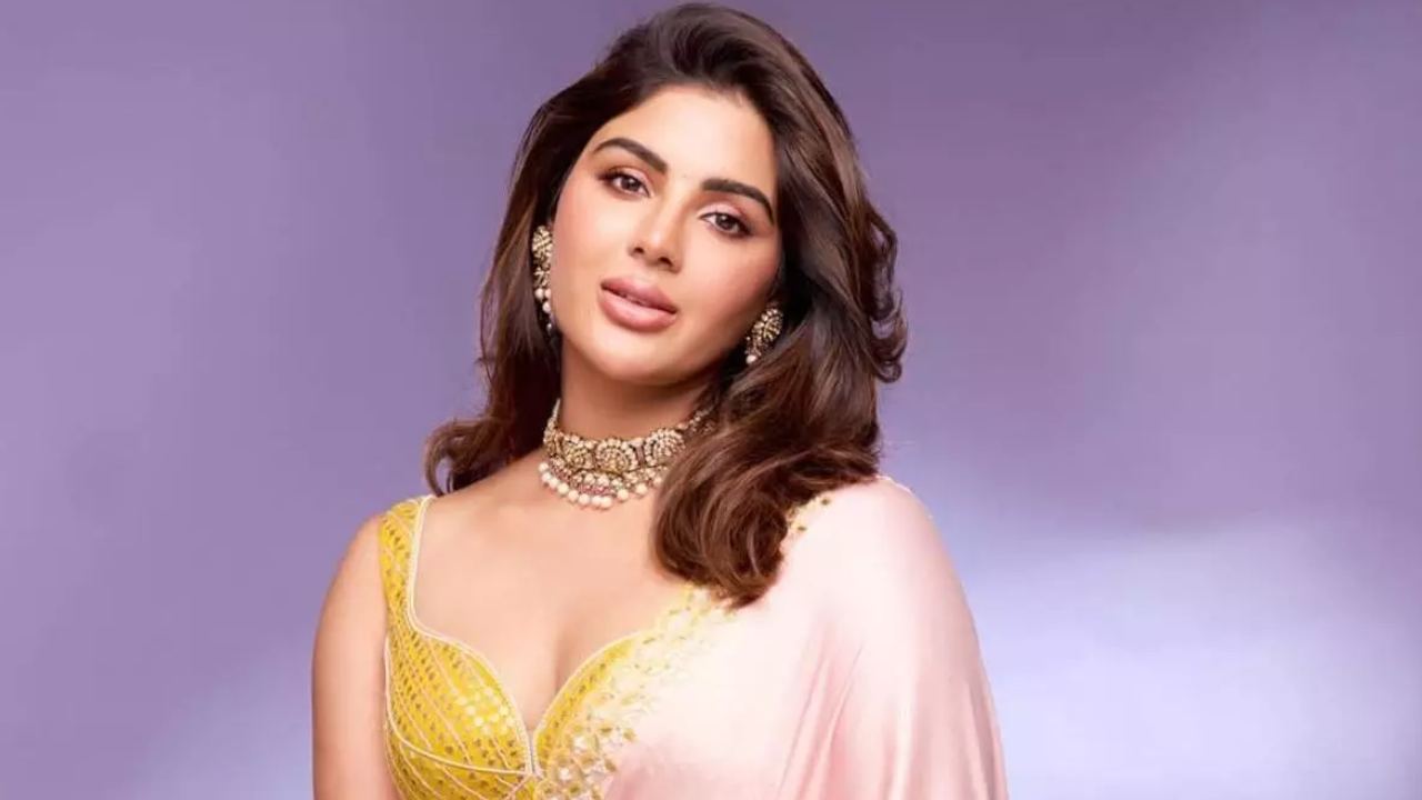 షాకింగ్: ధనుష్ అంటే పడి చచ్చేంత ఇష్టమా? హీరోయిన్ కామెంట్స్ వైరల్! షాకింగ్: ధనుష్ అంటే పడి చచ్చేంత ఇష్టమా? హీరోయిన్ కామెంట్స్ వైరల్!