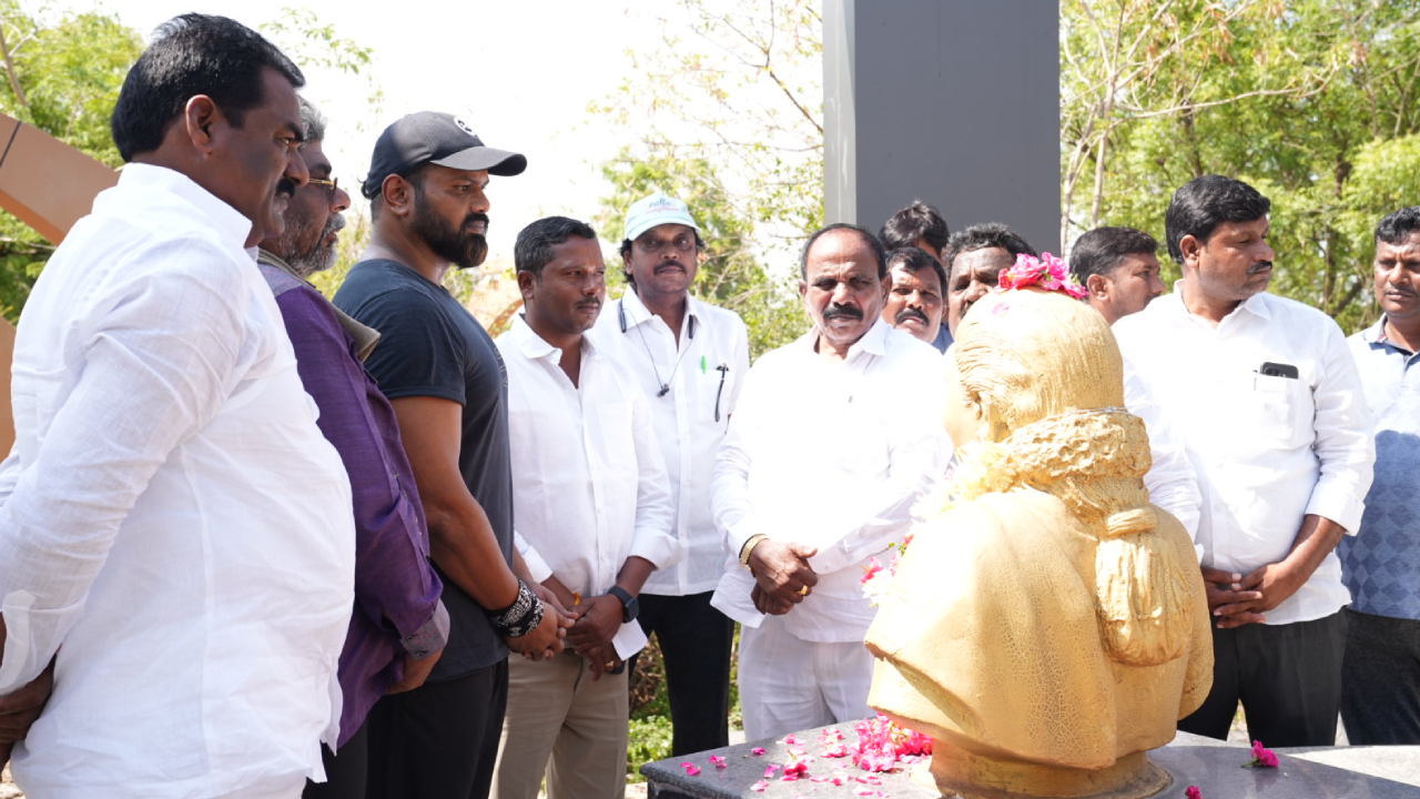 మాట నిలబెట్టుకున్న మనోజ్! దాసరి సమాధి వద్ద షాకింగ్ దృశ్యం! వైరల్ వీడియో! మాట నిలబెట్టుకున్న మనోజ్! దాసరి సమాధి వద్ద షాకింగ్ దృశ్యం! వైరల్ వీడియో!