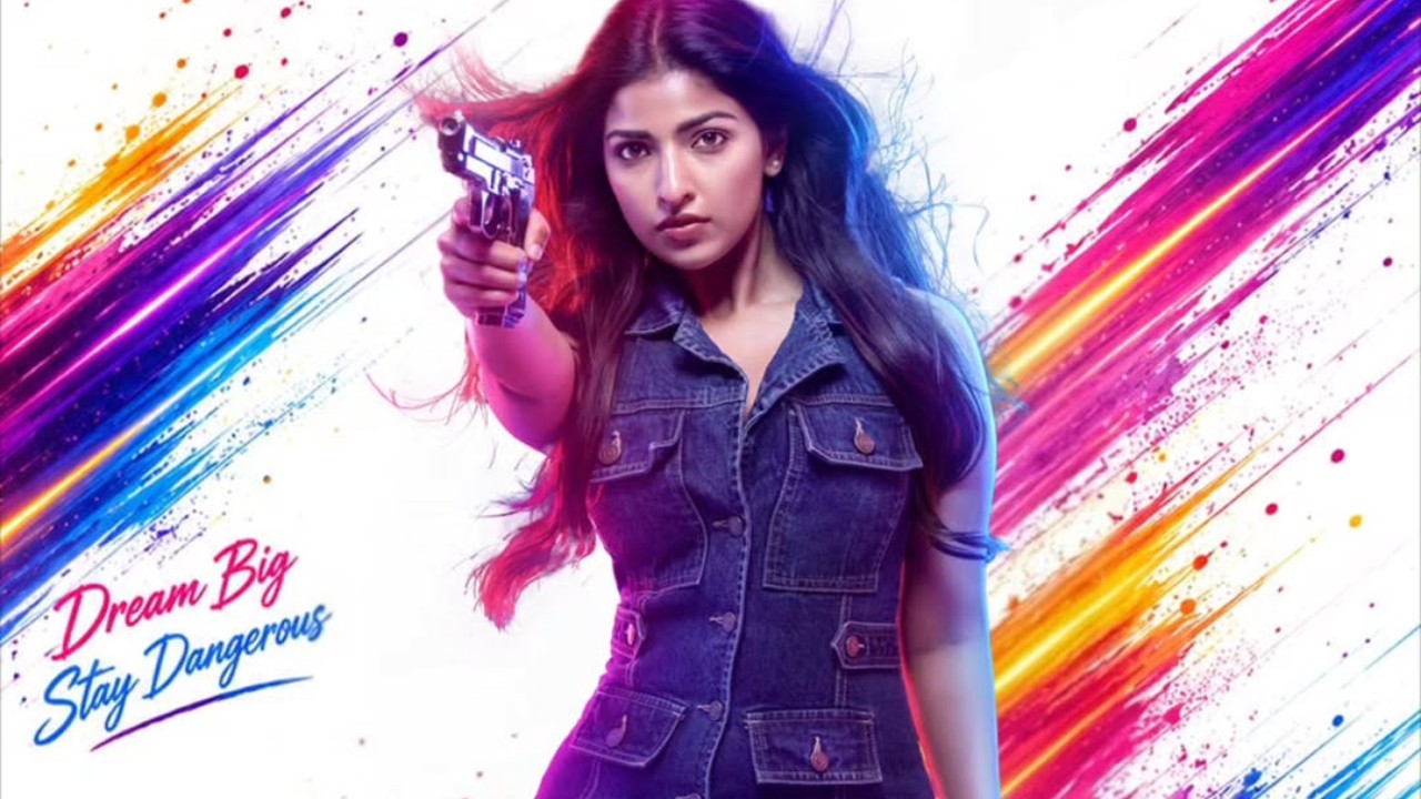 ది రెడ్ బ్యాగ్ నుండి రాధ్య పవర్ ఫుల్ ఫస్ట్ లుక్! గన్ పట్టుకున్న కన్నడ బ్యూటీ సంచలనం! ది రెడ్ బ్యాగ్ నుండి రాధ్య పవర్ ఫుల్ ఫస్ట్ లుక్! గన్ పట్టుకున్న కన్నడ బ్యూటీ సంచలనం!