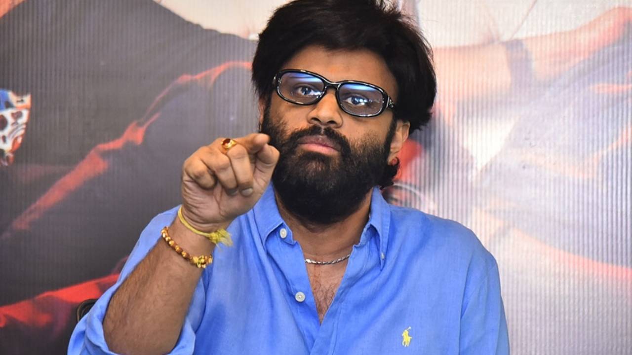 నాగవంశీ సంచలన వ్యాఖ్యలు: డిస్ట్రిబ్యూటర్లను చంపేసి, మమ్మల్ని బానిసలు చేయాలని చూస్తున్నారు! నాగవంశీ సంచలన వ్యాఖ్యలు: డిస్ట్రిబ్యూటర్లను చంపేసి, మమ్మల్ని బానిసలు చేయాలని చూస్తున్నారు!