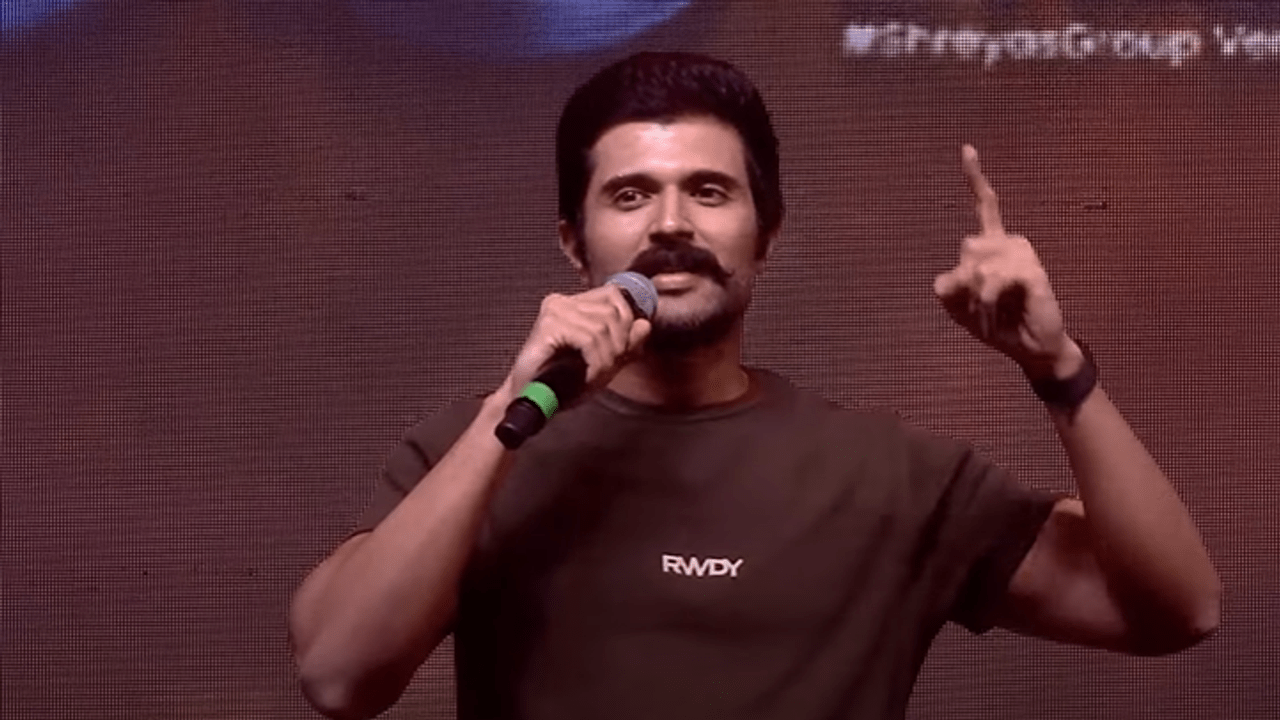ఈ ఒక్కతూరి ఏడుకొండల సామి నా పక్కన ఉంటే చానా పెద్దోడినై పూడుస్తా, పుష్ప డైలాగ్ తో విజయ్ దేవరకొండ కామెంట్స్ ఈ ఒక్కతూరి ఏడుకొండల సామి నా పక్కన ఉంటే చానా పెద్దోడినై పూడుస్తా, పుష్ప డైలాగ్ తో విజయ్ దేవరకొండ కామెంట్స్