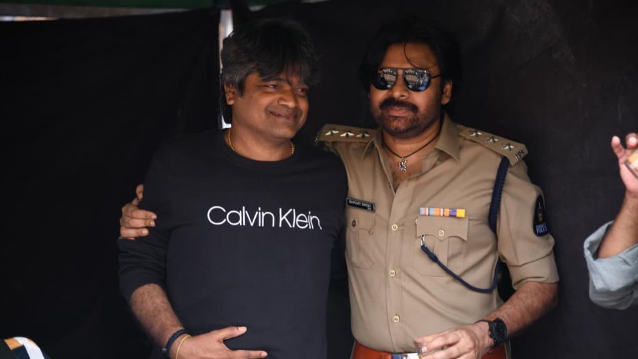 ఇచ్చిన మాట మీద నిలబడ్డ పవన్ కళ్యాణ్, `ఉస్తాద్ భగత్ సింగ్` షూటింగ్ పూర్తి.. ఎమోషనల్ మూమెంట్ ఇచ్చిన మాట మీద నిలబడ్డ పవన్ కళ్యాణ్, `ఉస్తాద్ భగత్ సింగ్` షూటింగ్ పూర్తి.. ఎమోషనల్ మూమెంట్