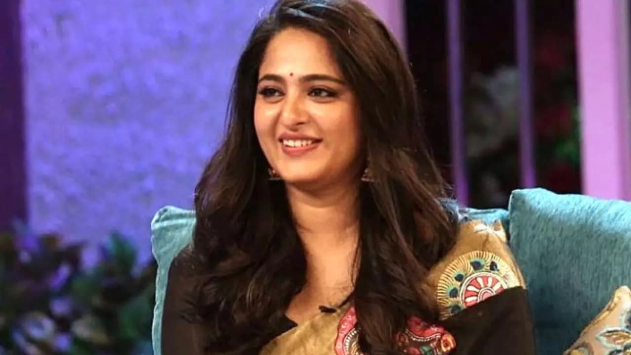సోషల్ మీడియాకు గుడ్ బై చెప్పిన అనుష్క శెట్టి సోషల్ మీడియాకు గుడ్ బై చెప్పిన అనుష్క శెట్టి