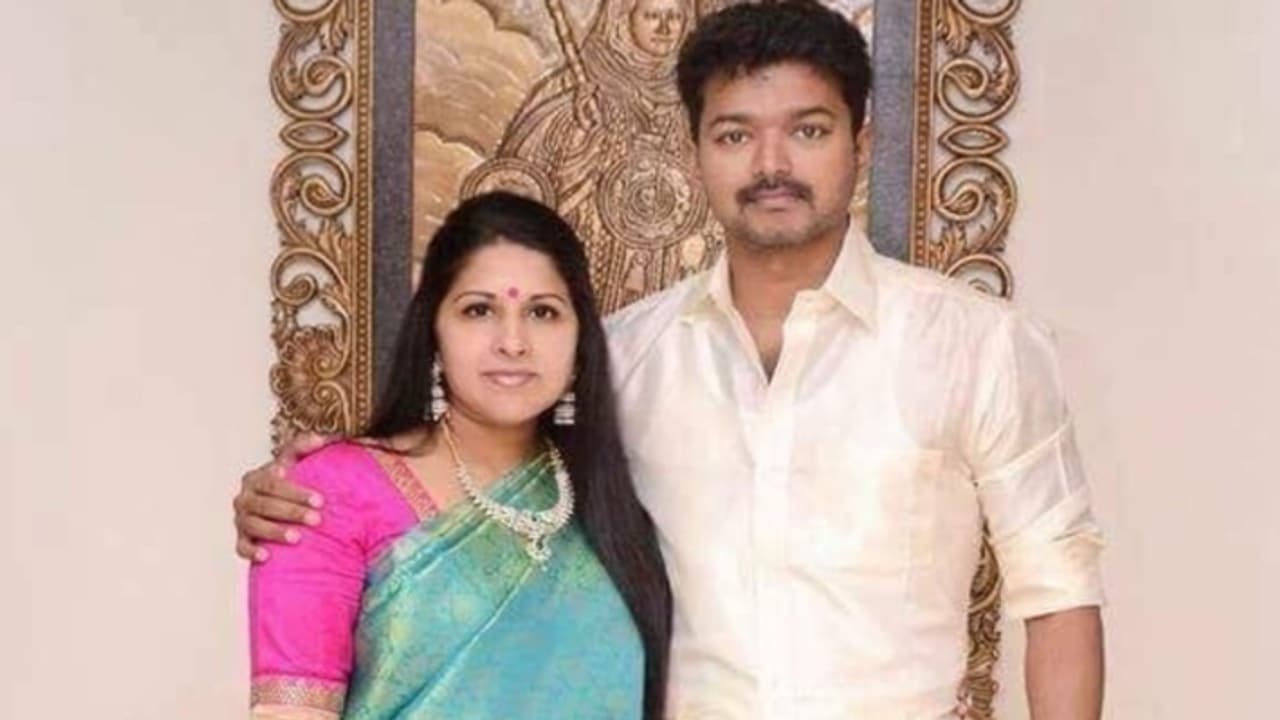 మరోసారి దళపతి విజయ్, సంగీత విడాకుల రూమర్స్.. అసలేం జరుగుతోంది ? మరోసారి దళపతి విజయ్, సంగీత విడాకుల రూమర్స్.. అసలేం జరుగుతోంది ?