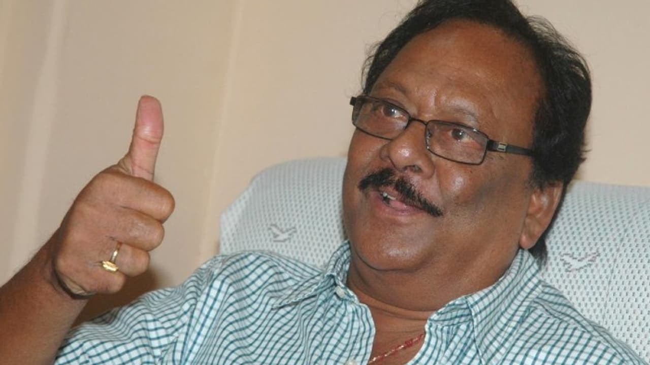 కృష్ణంరాజు మొదటి భార్యకి పిల్లలున్నారా? రెబెల్ స్టార్ కూతుళ్లు ఇప్పుడు ఏం చేస్తున్నారో తెలుసా? కృష్ణంరాజు మొదటి భార్యకి పిల్లలున్నారా? రెబెల్ స్టార్ కూతుళ్లు ఇప్పుడు ఏం చేస్తున్నారో తెలుసా?