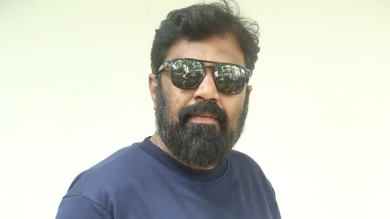 Barbarik: చెప్పుతో కొట్టుకున్న దర్శకుడు.. కన్నీళ్లు పెట్టుకుంటూ ఆడియెన్స్ కి ఇచ్చిన మాట కోసం సాహసం Barbarik: చెప్పుతో కొట్టుకున్న దర్శకుడు.. కన్నీళ్లు పెట్టుకుంటూ ఆడియెన్స్ కి ఇచ్చిన మాట కోసం సాహసం