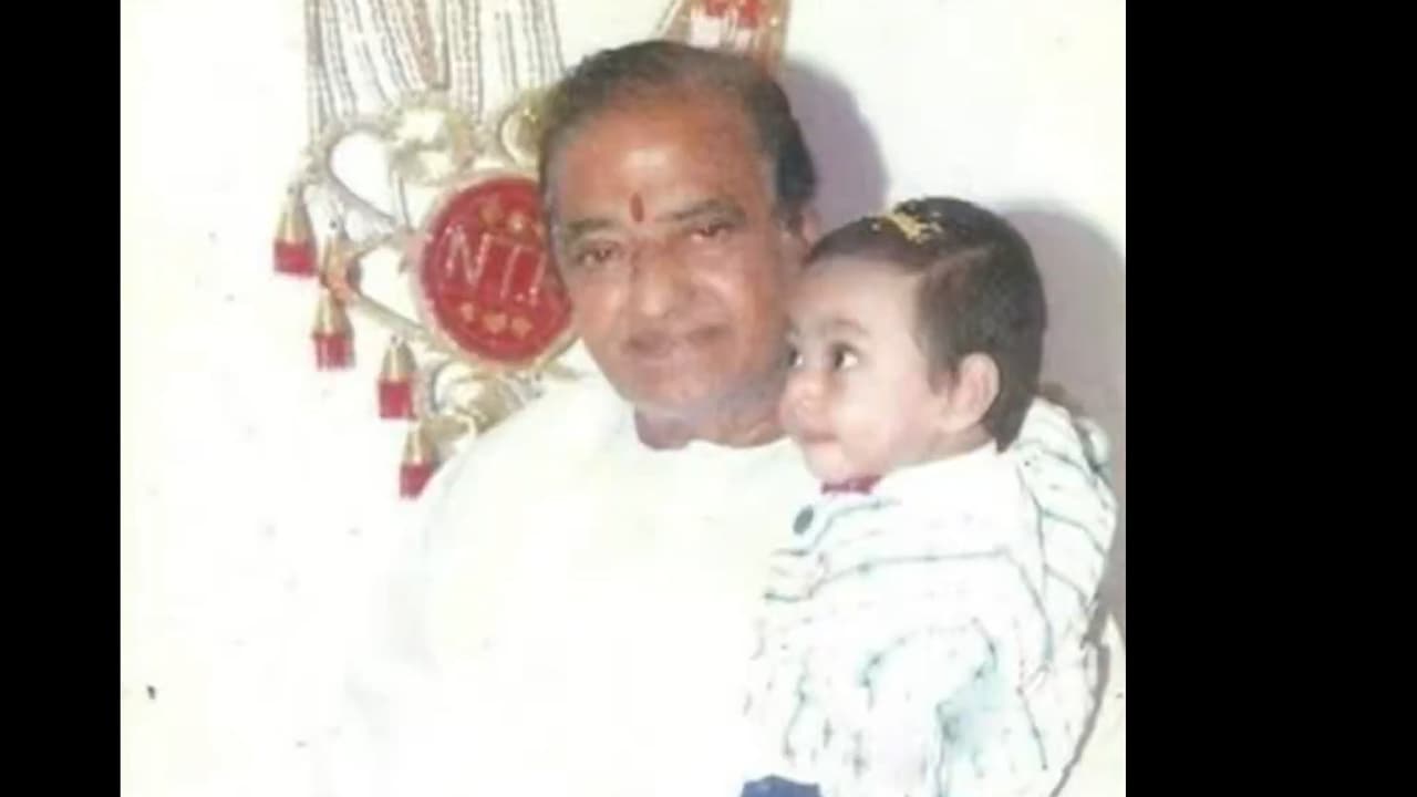 ఎన్టీఆర్ చేతిలో ఉన్న ఈ బుడ్డోడు ఎవరో తెలుసా? ఇంకా హీరోనే కాలేదు, కానీ మైండ్ బ్లాక్ చేసే క్రేజ్ ఎన్టీఆర్ చేతిలో ఉన్న ఈ బుడ్డోడు ఎవరో తెలుసా? ఇంకా హీరోనే కాలేదు, కానీ మైండ్ బ్లాక్ చేసే క్రేజ్