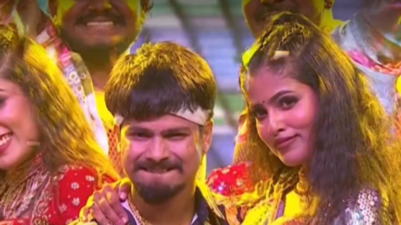 పేద కుటుంబంలో పుట్టి 'రాను బొంబాయికి రాను' అంటూ ఫోక్ ఇండస్ట్రీని షేక్ చేశాడు.. నాగార్జునకి కూడా మైండ్ బ్లాక్ పేద కుటుంబంలో పుట్టి 'రాను బొంబాయికి రాను' అంటూ ఫోక్ ఇండస్ట్రీని షేక్ చేశాడు.. నాగార్జునకి కూడా మైండ్ బ్లాక్