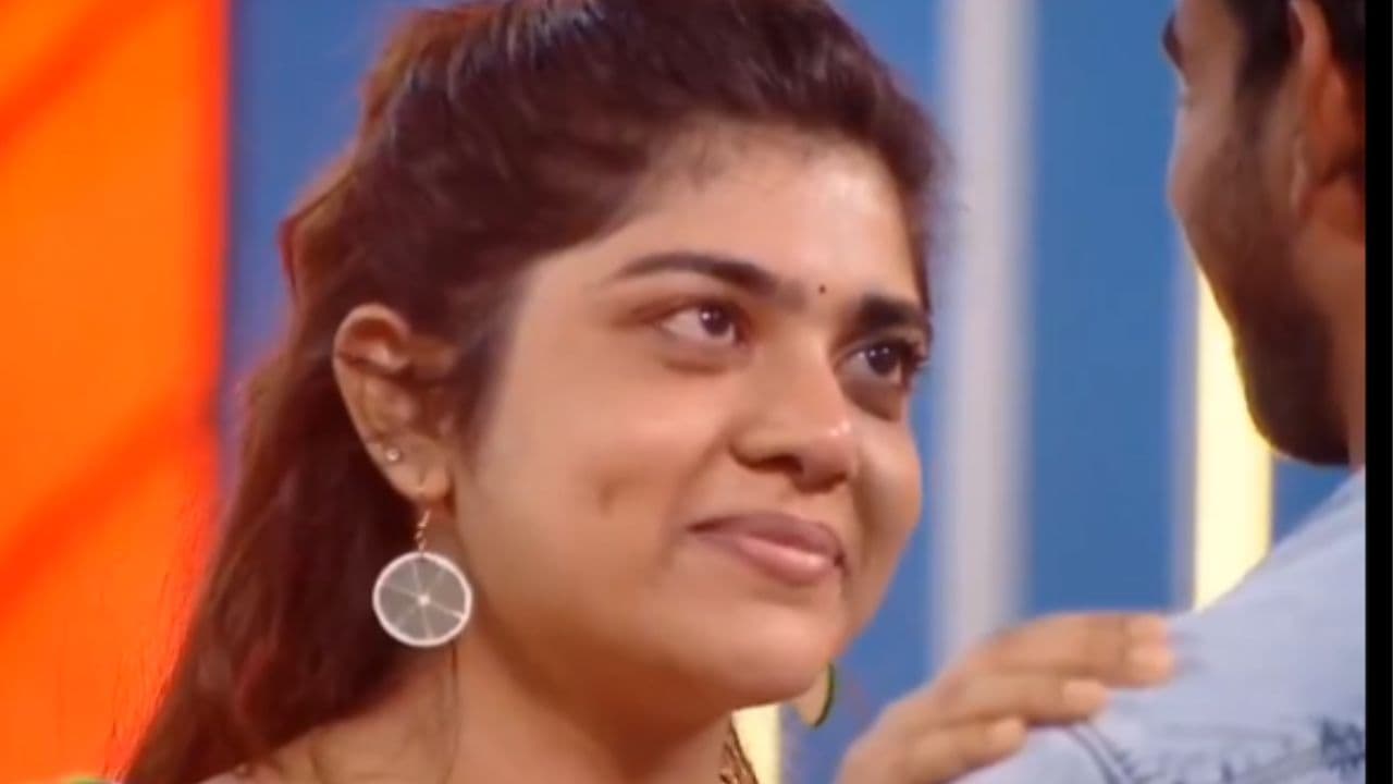 ఓర చూపులతో సెగలు పుట్టిస్తున్న రీతూ.. హౌస్లో లవ్ ట్రాక్ షురూ! ఓర చూపులతో సెగలు పుట్టిస్తున్న రీతూ.. హౌస్లో లవ్ ట్రాక్ షురూ!