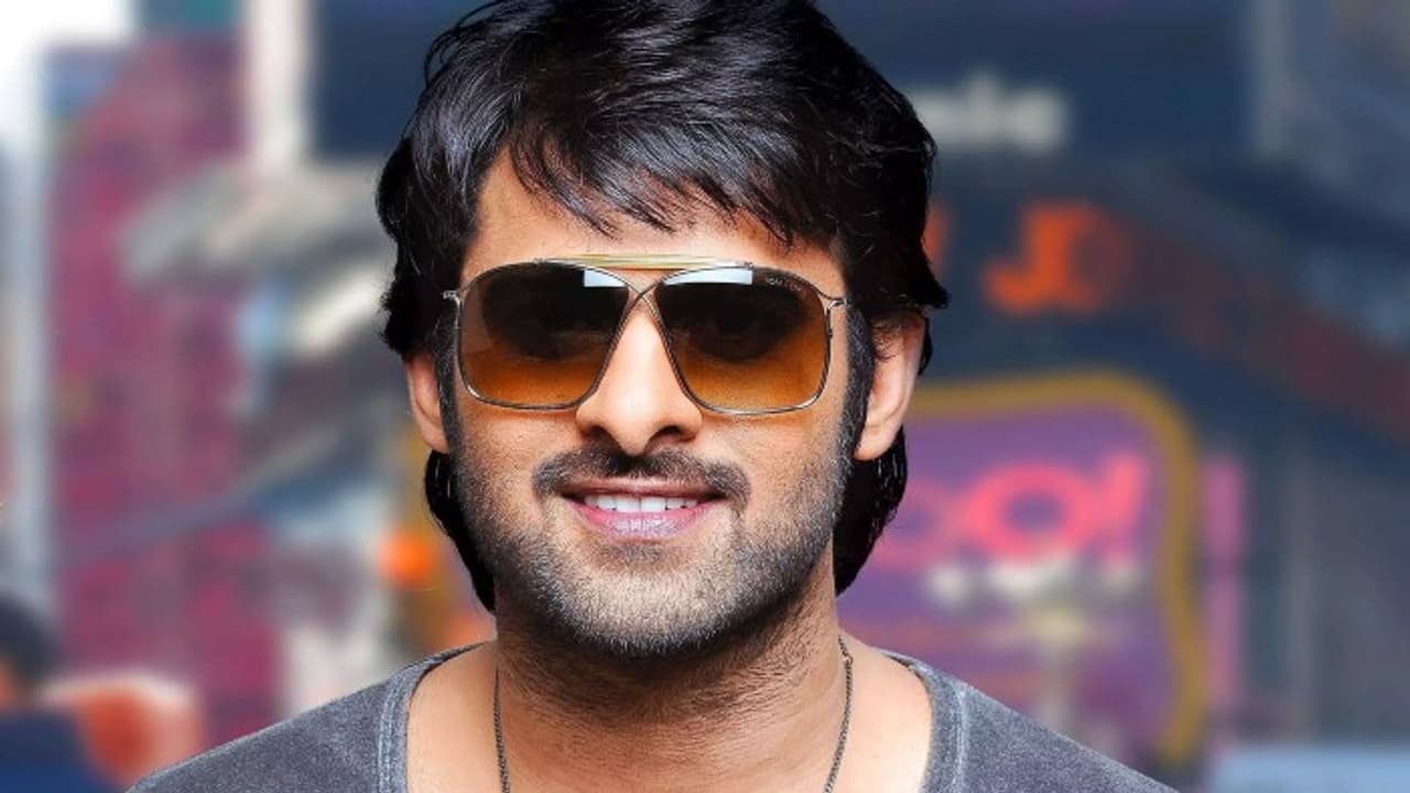 ఆ పాట వినగానే తన మూవీ ఫ్లాప్ అనుకున్న ప్రభాస్.. కట్ చేస్తే చిరు, బాలయ్య చిత్రాలని కూడా తొక్కి పడేసింది ఆ పాట వినగానే తన మూవీ ఫ్లాప్ అనుకున్న ప్రభాస్.. కట్ చేస్తే చిరు, బాలయ్య చిత్రాలని కూడా తొక్కి పడేసింది