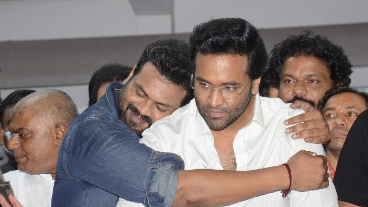 మంచు బ్రదర్స్ కలిసిపోయారా? విష్ణుకి థాంక్స్ చెప్పిన మనోజ్, కారణం ఇదే? మంచు బ్రదర్స్ కలిసిపోయారా? విష్ణుకి థాంక్స్ చెప్పిన మనోజ్, కారణం ఇదే?