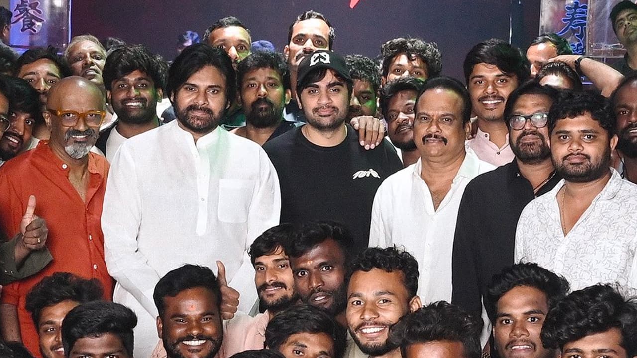 Pawan Kalyan: ఓజీ లాస్ట్ డే షూట్, చిత్ర యూనిట్ తో పవన్ కళ్యాణ్ ఫస్ట్ టైం ఇలా.. వైరల్ ఫోటో Pawan Kalyan: ఓజీ లాస్ట్ డే షూట్, చిత్ర యూనిట్ తో పవన్ కళ్యాణ్ ఫస్ట్ టైం ఇలా.. వైరల్ ఫోటో