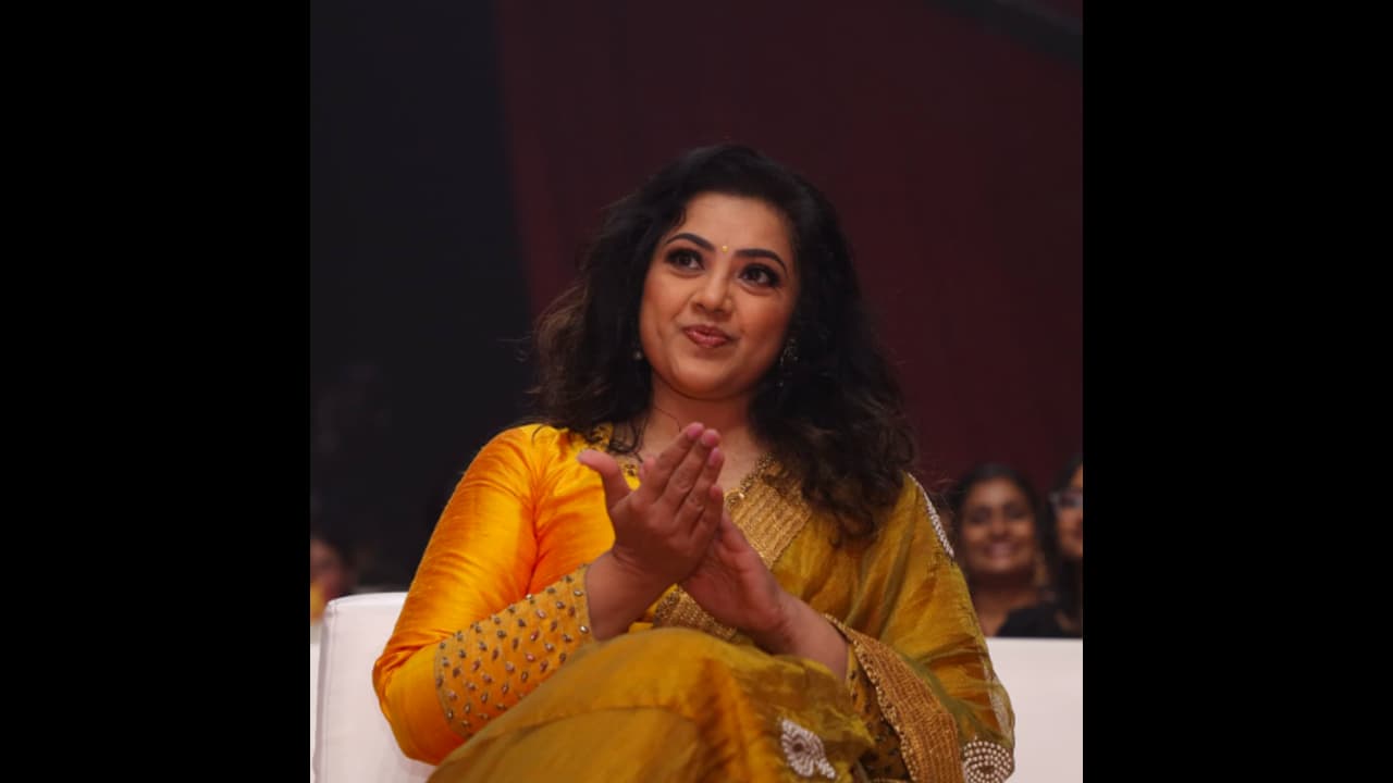 Shocking: Meena Cried Inconsolably on Rajinikanth's Film Set! Viral Childhood Incident Revealed Shocking: Meena Cried Inconsolably on Rajinikanth's Film Set! Viral Childhood Incident Revealed