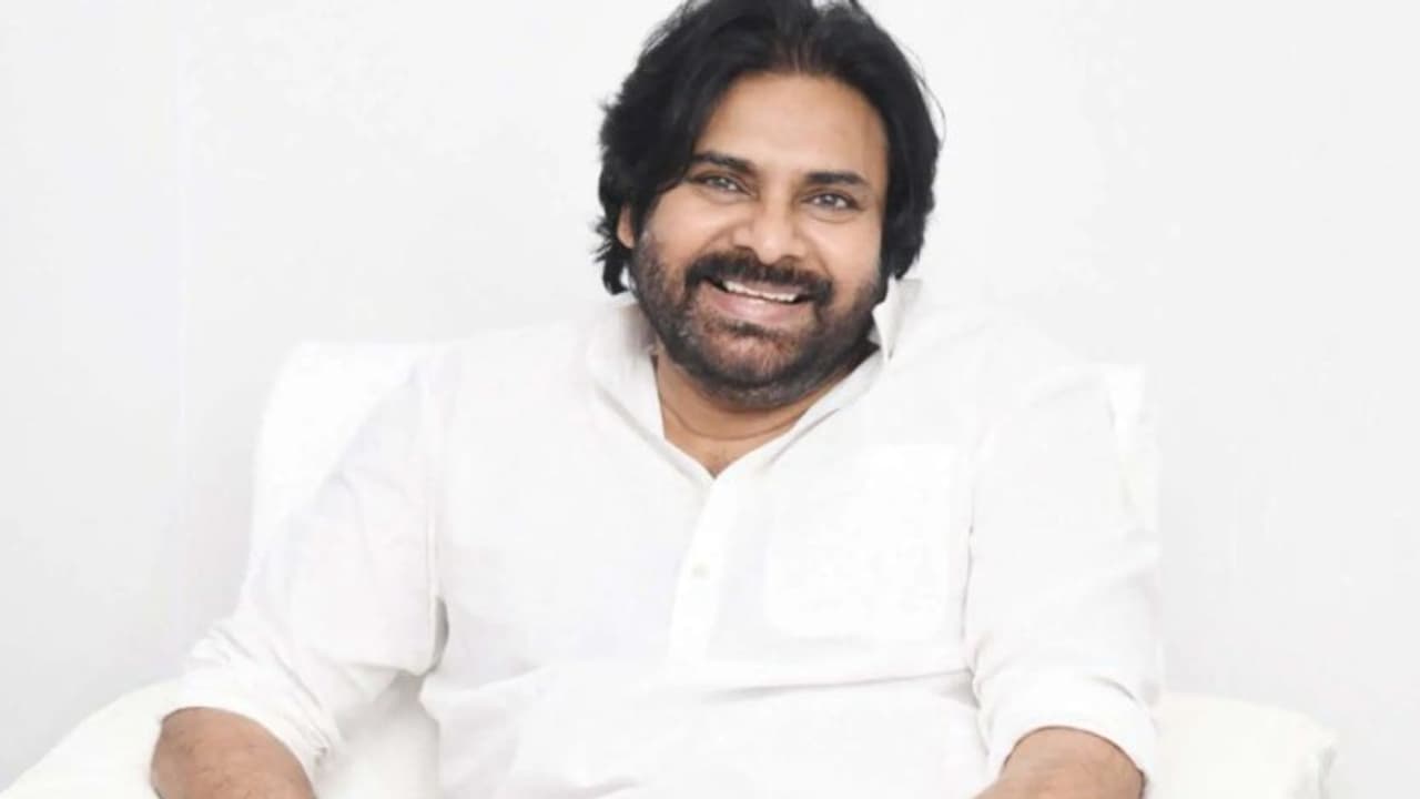 పవన్ కళ్యాణ్ కి ఫేవరిట్ కమెడియన్ ఎవరో తెలుసా, ఈ ఫోటోలు చూస్తే అర్థమైపోతుంది.. అలీ, బ్రహ్మానందం కాదు పవన్ కళ్యాణ్ కి ఫేవరిట్ కమెడియన్ ఎవరో తెలుసా, ఈ ఫోటోలు చూస్తే అర్థమైపోతుంది.. అలీ, బ్రహ్మానందం కాదు