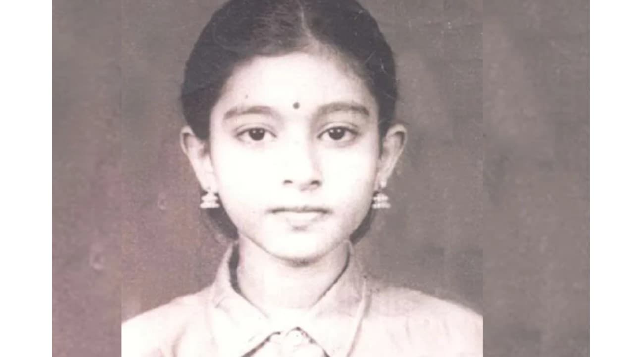 ఈ ఫొటోలో ఉన్న చిన్నారి టాలీవుడ్ లో స్టార్ హీరోయిన్, ఎవరో తెలుసా..ఆంధ్ర నుంచి ముంబైకి, చివరికి షార్జాలో సెటిల్ ఈ ఫొటోలో ఉన్న చిన్నారి టాలీవుడ్ లో స్టార్ హీరోయిన్, ఎవరో తెలుసా..ఆంధ్ర నుంచి ముంబైకి, చివరికి షార్జాలో సెటిల్