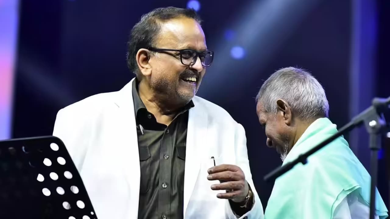 ఎస్పీ బాలు కోసం నెలరోజులు ఎదురుచూసి ఇళయరాజా పాడించిన మాస్టర్ పీస్ సాంగ్.. అదీ గాన గంధర్వుడి రేంజ్ ఎస్పీ బాలు కోసం నెలరోజులు ఎదురుచూసి ఇళయరాజా పాడించిన మాస్టర్ పీస్ సాంగ్.. అదీ గాన గంధర్వుడి రేంజ్